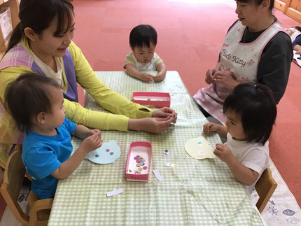 ひかりぐみさんはシール貼り遊びをしました。好きな色のシールを選んで、夢中でシールを貼っていました！