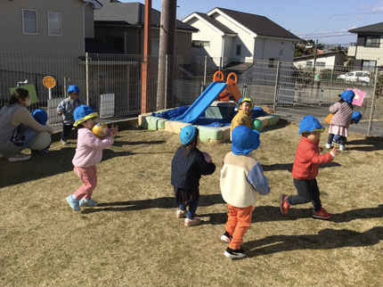 ほしぐみさんは鬼の的にボールを当てて遊びました。「おにわーそと！」「ふくわーうち！」「おににあたった！」と張り切ってボールを投げていました。