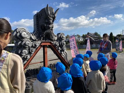 大きな鬼瓦を目の前にして、「うわぁ〜おっきいね！」と驚く子や、「目も口もおっきい！！」と気がつく子、真剣な表情でじっと見ている子もいました。上から見られてしまい、少し迫力があったかな？また色々な場所へお散歩に行こうね♪