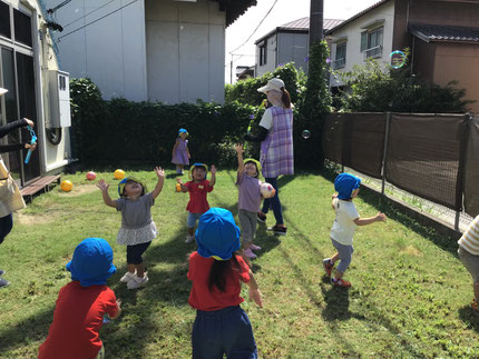 シャボン玉がいっぱい飛ぶと「うわぁ！すごーい！」「まてまて！」とみんなでジャンプして捕まえていました。