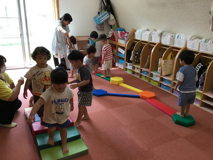 ほしぐみさんは、階段マットや平均台やシール貼りをして遊びました。最初は落ちないようにドキドキして渡っていた平均台も、途中からは「カニさんになるよ！」と横歩きでかにさんになりきって上手に渡っていました。