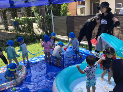 水遊びには、小さな穴がたくさん開いたホースが登場しました。