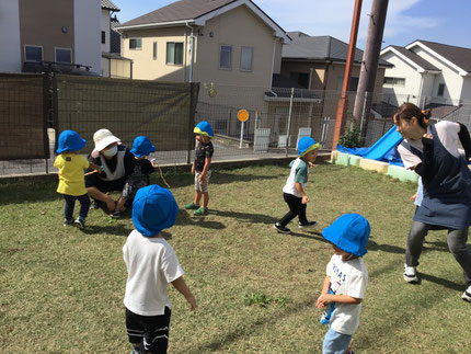 「せんせいのしっぽ、まだある！」「みんなでとろう！」「しっぽとられた！」「もういっかい、しっぽつけて！」と、みんなしっぽ取りを楽しんでいました。