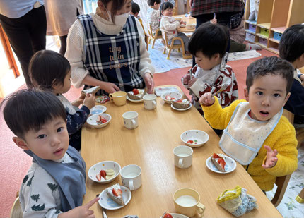 今日のおやつはクリスマスケーキでした。クリームの乗ったケーキにみんなでフルーツを乗せました。