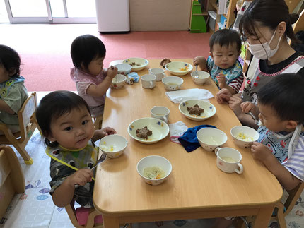 とうもろこしごはんも大人気で「今日は全部キラキラだね！」「あまーい！」といっぱい食べていました。