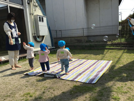 天気の良い一日からのスタート！！そら組、ひかり組のみんなでしゃぼん玉を楽しみました。