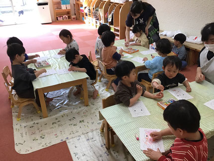 今日は、ほしぐみさんは、馬の塗り絵をしました。「ピンクだいすきだから、ピンクにする！」「ばいきんまんのいろ！」「あかのくれよん、つぎかして！」と、お友達と楽しくお話ししながら塗っていました。