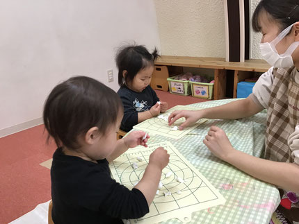 そら組さんも、指先をたくさん使って、小さくちぎっていました。何ができたかな？