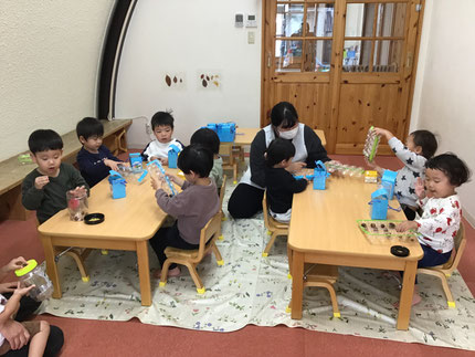 ほしぐみさんはどんぐりや紐通しで遊びました。卵パックや空容器にどんぐりを入れて、「いっぱいはいった！」「いいおとがする！」と楽しそうにカラカラと振っていました。