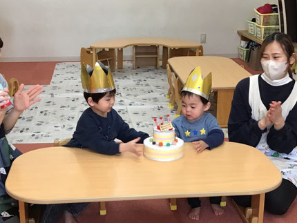 今日は、2月生まれのお友達のお誕生会をしました。みんなから♪ハッピーバースデー♪の歌とケーキのプレゼント。お誕生日おめでとう。