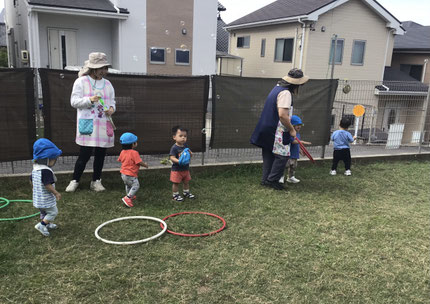 シャボン玉を追いかけたり、フラフープに入って電車ごっこをして遊ぶ子もいましたよ！