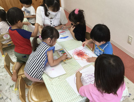 季節的に、どんぐりを描いている子もいて「どんぐりころころ〜♪」と歌をうたいながら絵を描いている子もいて、とても楽しそうでした！