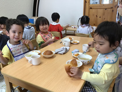 「つるつる、なんていうの？ラーメンじゃないよね？」「ナポリタンだよ。」「おいしい！」と、いろいろなメニューに興味津々の子供達です！