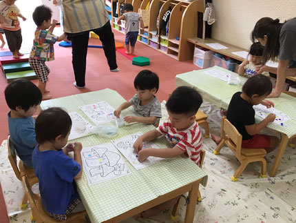 シール貼り遊びは、「きいろがいい！」「つぎ、あおにする！」と好きな色のシールを選んで、丸の中に貼って可愛い絵をを作っていました！