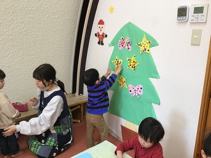 最後は、完成した作品を貼って、大きなツリーを作りました。「うえのほうにはる！」「すごい！キラキラのツリーできた！」と、素敵なクリスマスツリーを作っていました。