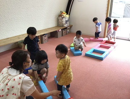 今日は、サーキット遊びをしました。ひかりぐみさんは、平均台をバランスをとりながら渡ったり、ジャンプマットを飛んだりして遊びました。