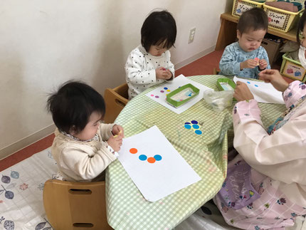 そらぐみさんはシール遊びをしました。手にシールがくっついてちょっぴり苦戦しながらも、たくさんのシールを貼って嬉しそうでした！