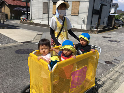 「ワンワンいるかな？」「トラックいた！」と大好きなものを見つけて大喜びしていました。