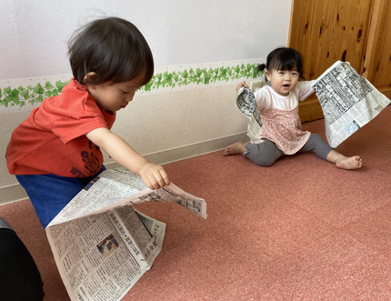 大きな新聞紙だね。どうやって破ろうかな。私は破れたよ。