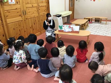 お楽しみ会は、先生が「おおきなかぶ」のさつまいもバージョンになったスケッチブックシアターの出し物をしてくれました。