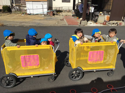 そらぐみさんとひかりぐみさんは、保育園の周辺をお散歩しました。車や飛行機などいろいろな物を見つけました。近所の方にも上手に挨拶ができました！