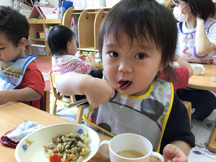 昨日収穫したトマトと茄子を給食に入れてもらいました。