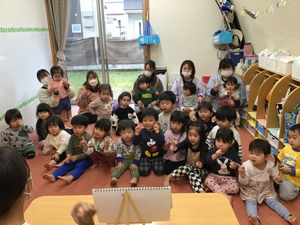 「そっくりさん、そっくりさん、あなたはだーれ？」と歌に合わせて、踊る姿が、可愛かったです。隠れている動物を見て、「こっちは、うさぎ！」「こっちは、ぶた！」と、大きな声で答えていました。
