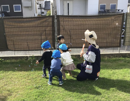 先生がシャボン玉を吹くと、走って追いかけたり、手でパチンと捕まえたりして遊んでいました。