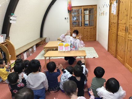 お楽しみ会は、先生が「そっくりさん」のスケッチブックシアターの出し物をしてくれました。