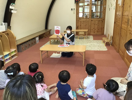 お楽しみ会は、先生がみんなの大好きな絵本「だるまさんが」の出し物をしてくれました。