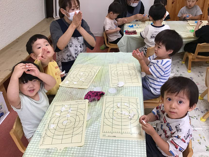 今日は雨で室内遊びをしました。ほしぐみさんは粘土で遊びました。
