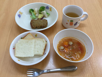 もうすぐハロウィンなので、今日はハロウィンメニューでした！食パン、かぼちゃハンバーグ、温野菜サラダ、ミネストローネでした。