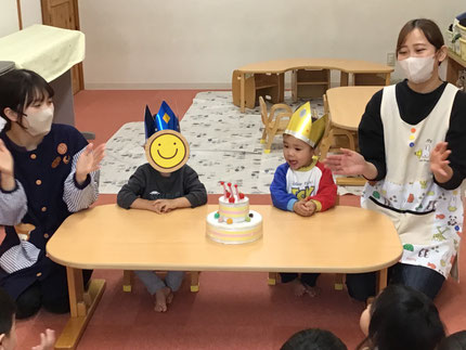 今日は、11月と12月生まれのお友達のお誕生日会をしました。みんなから♪ハッピーバースデー♪の歌とケーキのプレゼント。お誕生日おめでとう！