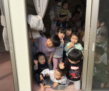 お昼寝の後、蝶々を空に放つと、「うわぁ！とんだ！」と歓声が上がり、「ばいばーい！」「またきてねー！」とみんなで手を振っていました。