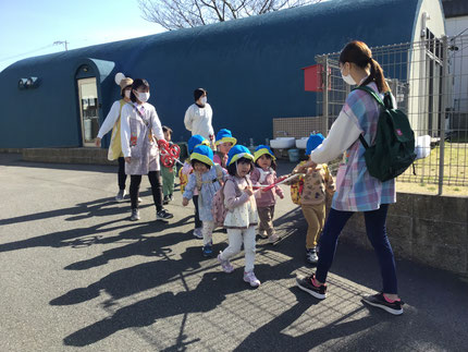 今日は、かわら美術館へお別れ遠足に行きました。ほしぐみさんは元気に歩いて出発です！