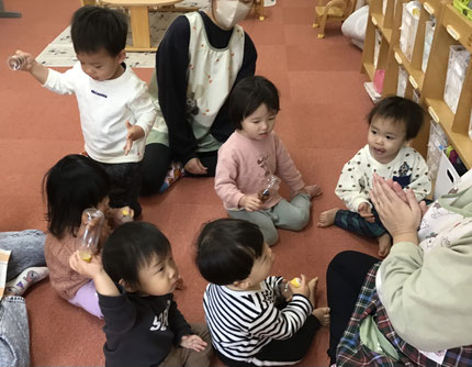 その後は、集めたどんぐりを小さなペットボトルに入れて、マラカスを作って遊びました。みんな、音楽に合わせて、楽しそうにマラカスを振っていました！