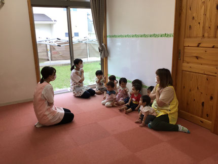 朝のおやつを食べてみんなで♪たなばたさま♪の歌を歌ったそら組さんとひかり組さんです。踊りを真似する姿が可愛かったです。