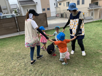 　ほしぐみさんは、♪ おおかみさん ♪ をしました。歌に合わせて動き、最後はおおかみさんに捕まらないように逃げていました。