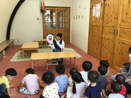 お楽しみ会は、先生が「バケバケバケバケバケタくん」の出し物をしてくれました。
