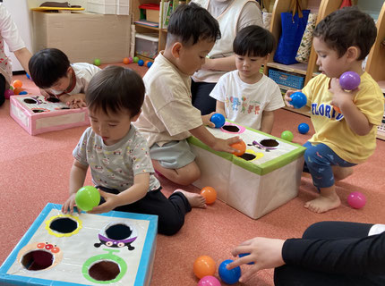 穴がたくさんあると迷うね。入れたらどこにいくのかな？
