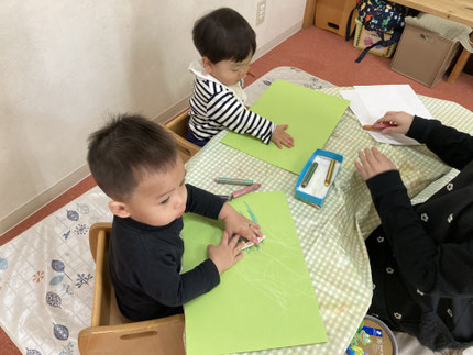 そらぐみさんは、クレヨンでお絵描きをしました。みんな大きく手を動かして楽しそうに描いていました。