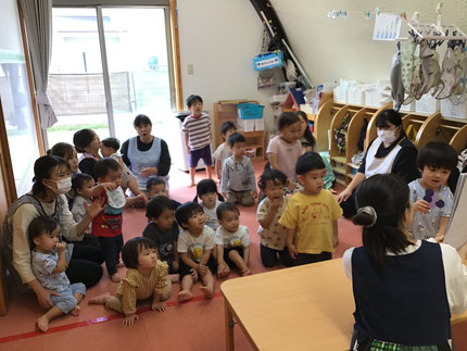 みんな、食べた物の色になるバケタくんを見て「おばけ、あかくなった！」「ぶどうになった！」「すごい！ケーキのいろになった！」と楽しんでいました。