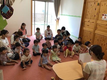 みんな、プレゼントが誰のものか当てっこしながら楽しそうに見ていました！