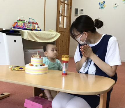 12日に８月生まれのお友達のお誕生会をしました。みんなからは♪ハッピーバースデー♪の歌とケーキのプレゼント。お誕生日おめでとう！