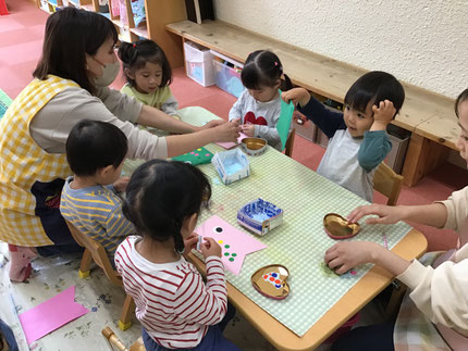ほしぐみさんは、シール貼り遊びをしました。