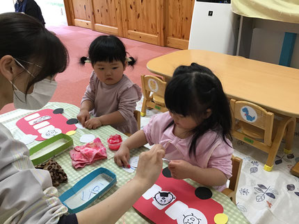 ひかりぐみさんはおべんとうバスの塗り絵をのりを使って貼りました。のりのペタペタする感触を楽しんでいました！