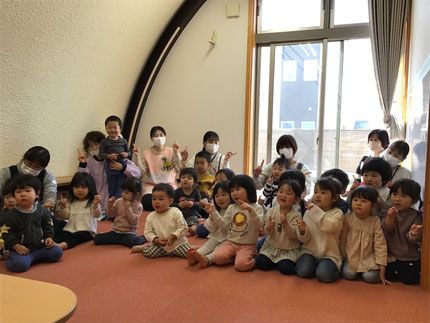 「うさぎ！ねこ！」などと元気よく答えたり、「そっくりさん〜そっくりさん〜♪」と先生と一緒に歌ったりと、みんな楽しんでいましたよ。