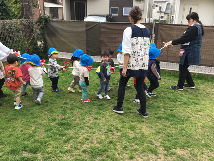 「でんしゃみたい！」「つながってるね！」とみんな楽しそうに歩いていました！