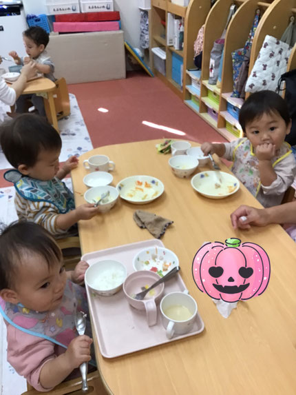 豆乳スープは園の人気メニューで「キノコ見つけた！」「しるがおいしい！」と大喜びで食べていました！
