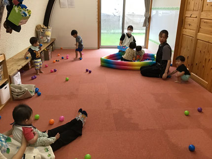 そらぐみさんは、歌を歌いながらふれあい遊び、ひかりぐみさんは、ボールプールで遊びました。